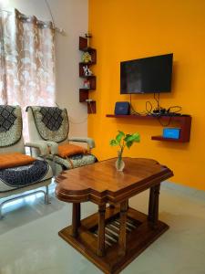 Μια τηλεόραση ή/και κέντρο ψυχαγωγίας στο Pracheeta Homes Diya AC 2BHK Near Temple & Airport on First Floor +11 φωτογραφίες