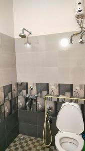 Ένα μπάνιο στο Pracheeta Homes Diya AC 2BHK Near Temple & Airport on First Floor