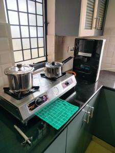 Η κουζίνα ή μικρή κουζίνα στο Pracheeta Homes Diya AC 2BHK Near Temple & Airport on First Floor