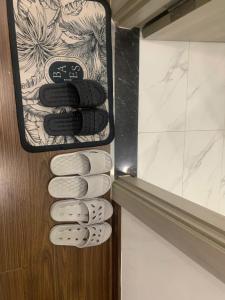 a stack of tongs hanging on a wall at Vinhomes Smart City by Chill D Homestay in Phú Thú +6 photos