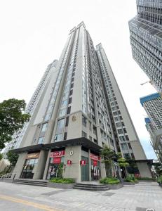 a tall building with a store in front of it at Vinhomes Smart City by Chill D Homestay in Phú Thú