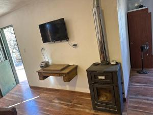 TV a/nebo společenská místnost v ubytování Cabaña El Quebrachal