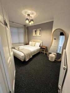 Postel nebo postele na pokoji v ubytování Large Coventry Stay, Family & Contractor Friendly!