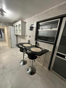 Kuchyň nebo kuchyňský kout v ubytování Large Coventry Stay, Family & Contractor Friendly!