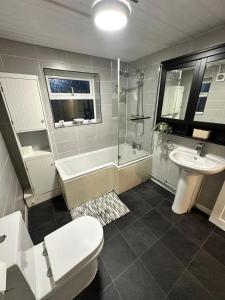 Koupelna v ubytování Large Coventry Stay, Family & Contractor Friendly!