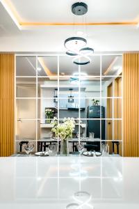 Un comedor con una mesa con flores. en Urban Stay with Netflix KTV Wifi and Gym Park, en Manila
