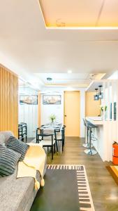 una sala de estar con un sofá y una mesa en Urban Stay with Netflix KTV Wifi and Gym Park, en Manila