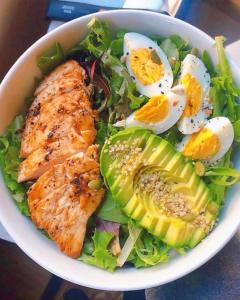 een kom eten met kip, eieren en salade bij Hollylov 