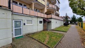 an empty sidewalk next to a apartment building at kawalerka w centrum Grajewa in Grajewo