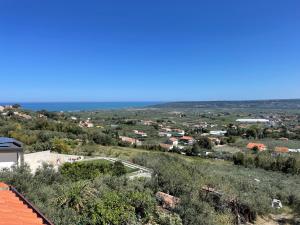 vista su una città dal tetto di una casa di Bellavista a Fossacesia