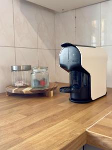 a coffee maker sitting on top of a kitchen counter at Biscoitos-Upstudio in Biscoitos