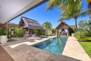 La alberca dentro o cerca de Luxe tropical villa