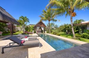 La alberca dentro o cerca de Luxe tropical villa