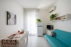 TV a/nebo společenská místnost v ubytování Aparthotel Pineda + 80 fotografií