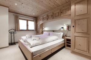 Ένα ή περισσότερα κρεβάτια σε δωμάτιο στο Laax Chalet by Quokka 360 - Charming Chalet with private patio