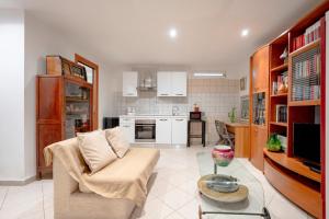 Dj Center Class في Stazione Marittima: غرفة معيشة بها أريكة وطاولة