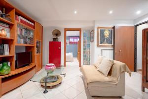 Dj Center Class في Stazione Marittima: غرفة معيشة مع أريكة وطاولة زجاجية