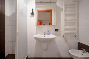 Dj Center Class في Stazione Marittima: حمام أبيض مع حوض ومرآة +17 صورة