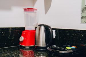a blender sitting on a counter next to a coffee maker at Casa de Coco Icarai in Icaraí