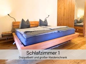 Postel nebo postele na pokoji v ubytování HexenburgbeiDresden 4 Raum Architektengaleriewohnung mit Whirlwanne, Kamin, Balkon-Nähe Sächsische Schweiz Dresden