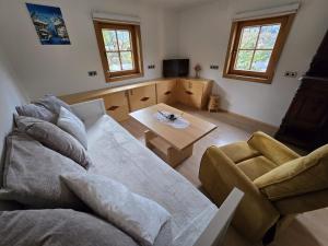 a living room with a couch and a coffee table at Ferienwohnung WIEKI in Puchreit