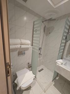 une salle de bains avec douche, toilettes et lavabo dans l'établissement فندق دفلى اثنان, à La Mecque