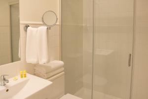 Koupelna v ubytování Smartmonki Sinagoga + 63 fotografií