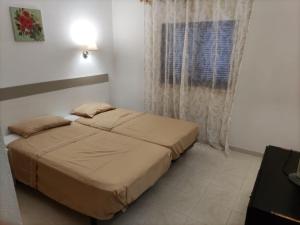 a bedroom with a bed and a window at Portimao in Bicas