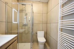 une salle de bain avec toilettes et douche en verre dans l'établissement Le Soy'ô - Parking - Mairie - Angoulême à 10 min, à Soyaux 11 autres photos