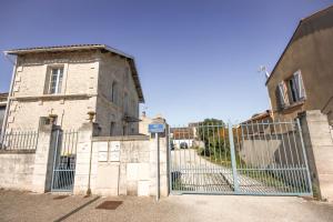 un vieux bâtiment avec une porte en face dans l'établissement Le Soy'ô - Parking - Mairie - Angoulême à 10 min, à Soyaux