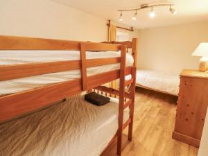 une chambre avec deux lits superposés et un bureau dans l'établissement 2 Bens Row, à Ulverston