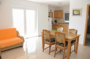 Kuchyň nebo kuchyňský kout v ubytování Apartmani Višnjić