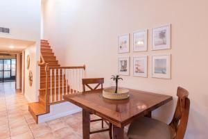 een eetkamer met een houten tafel en stoelen bij Beach Townhome Steps from Downtown Cocoa Beach in Cocoa Beach +20 foto's