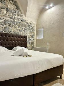 En eller flere senge i et værelse på Le Bastion - Jacuzzi au Château Fort