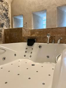 Et badeværelse på Le Bastion - Jacuzzi au Château Fort + 13 billeder