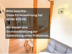 une pièce avec un canapé et une table dans une pièce dans l'établissement S2 - Urlaubsmagie - Am Wanderweg mit Terrasse, à Sebnitz