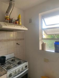 Kuchyň nebo kuchyňský kout v ubytování Departamento Centro Neuquén Capital