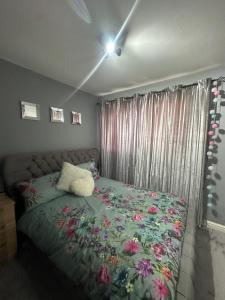 Ένα ή περισσότερα κρεβάτια σε δωμάτιο στο Midnight Stays +6 φωτογραφίες