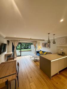 ein großes Wohnzimmer mit Tisch und Couch in der Unterkunft Cozy Flat with garden in Prime Location in Brentford
