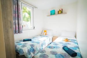 Ένα ή περισσότερα κρεβάτια σε δωμάτιο στο Happy Camp mobile homes in Camping Free Beach +25 φωτογραφίες