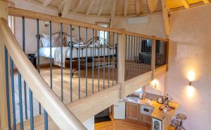 een trap naar een slaapkamer in een huis bij Le Silo du Domaine des Ecus d'Or in Veuvey-sur-Ouche