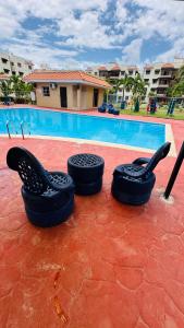 Dos neumáticos junto a una piscina. en green oasis vacation retreat, en La Grúa