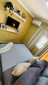 Un dormitorio pequeño con una cama en una habitación. en green oasis vacation retreat, en La Grúa