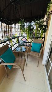 un patio con sillas, una mesa y una ventana en green oasis vacation retreat, en La Grúa