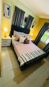 Un dormitorio con una cama grande con cabecero negro. en green oasis vacation retreat, en La Grúa 7 fotos más