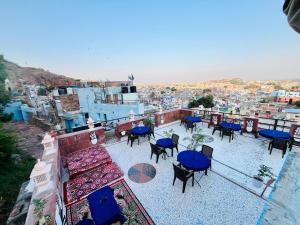 ジョードプルにあるMystic View Jodhpurの市街の景色を望むバルコニー(テーブル、椅子付)