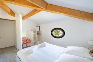 Ένα ή περισσότερα κρεβάτια σε δωμάτιο στο charmante maison au calme,coeur de Bandol à pied