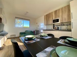 uma cozinha com mesa e cadeiras em uma sala em Attico Tiberio em Rimini