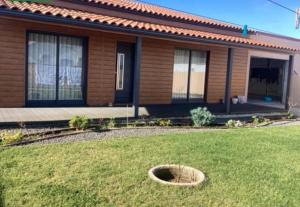 una casa con césped delante en Inspiration House, en Altares