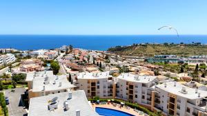 een luchtfoto van een stad en de oceaan bij AlbufeiraOrada II by Be Cherish in Páteo